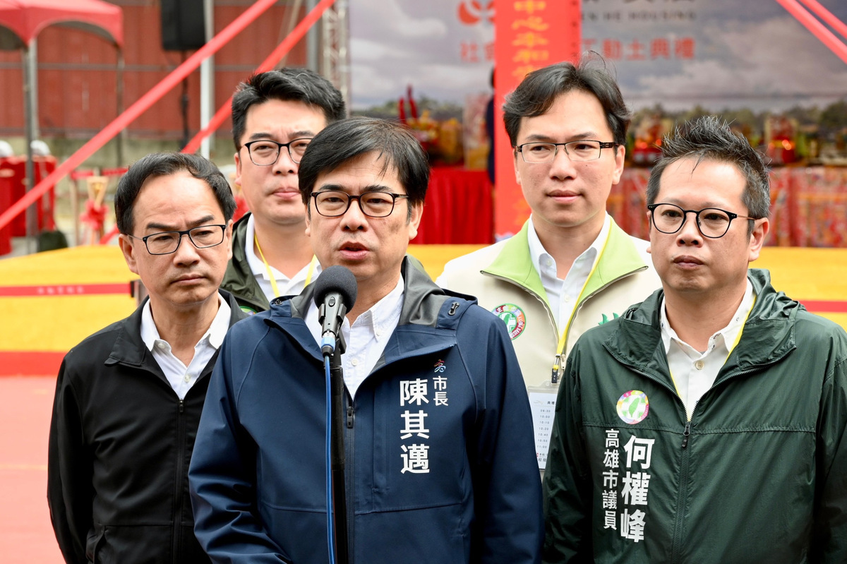 陳其邁(左二)強調不分藍綠中央地方一起合作。 圖：高雄市政府提供