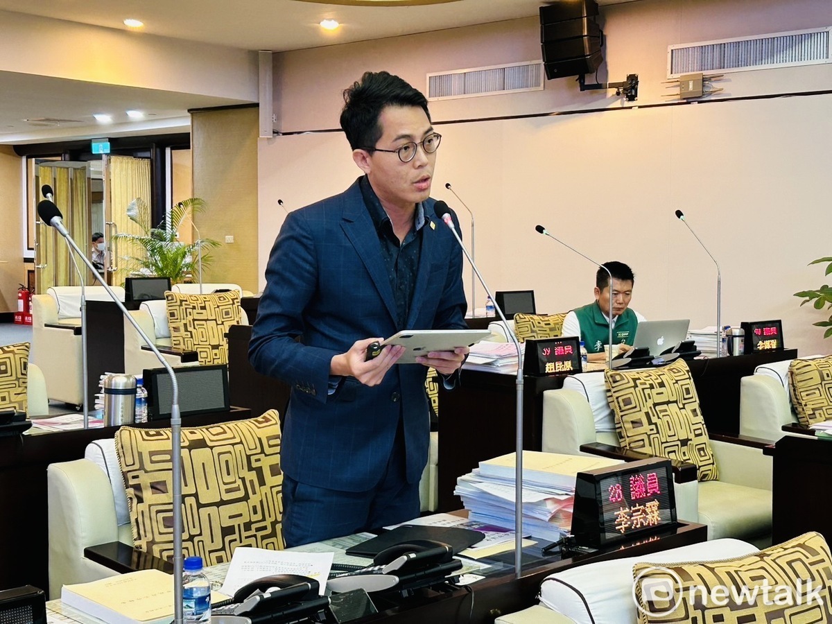 不滿民眾黨主席柯文哲質疑南部老百姓生活太慘，台灣基進黨台南市議員李宗霖反問柯三個問題：柯文哲說部老百姓生活太慘，那為何台北市每年有16萬「脫北者」？柯文哲說南部老百姓生活太慘，為何台北市8年來少了22萬人？柯文哲說：「我不贏台灣會完蛋」，如果他當總統，台灣人要往哪裡逃？ 圖：黃博郎／攝