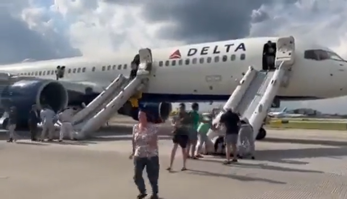 美國達美航空公司 1 架波音 757 飛機，在亞特蘭大國際機場著陸時，左側主齒輪輪胎發生爆炸並起火，機上 190 名乘客緊急疏散。 圖：翻攝自環球網