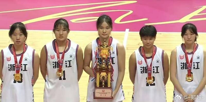 在決賽被慘電的浙江U17女籃卻因中國官方制定的特殊規則奪冠，面露尷尬表情。 圖：翻攝自微博
