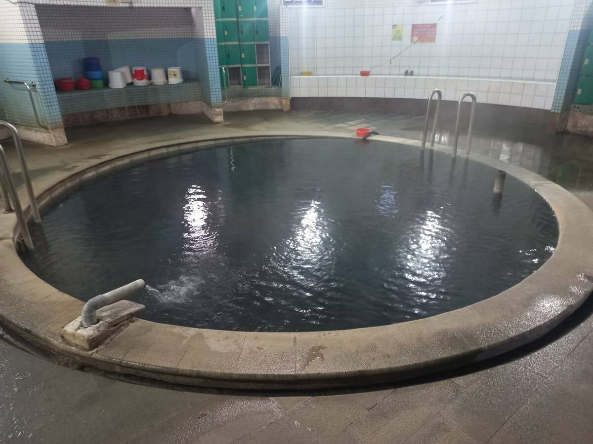 北投的前山公園男女公共浴室溫泉水源因卡努颱風造成水質渾濁變黑，為了顧及使用衛生，從今天(4日)起暫時停止使用。 圖：取自台北市政府工務局公園路燈工程管理處