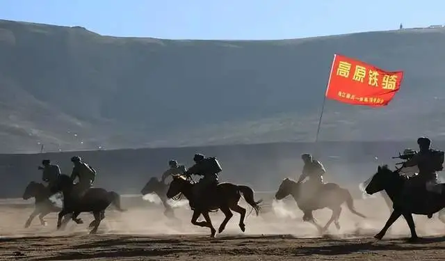 配合解放軍八一建軍節官宣，央視軍事釋出影片，訴說邊防解放軍邊在邊境與敵人戰鬥的故事。 圖：騰訊網《第一軍情》
