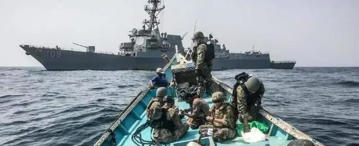 美國海軍從非法武器運輸船獲得武器、砲彈後，將武器交給烏克蘭。 圖：翻攝自河東三叔