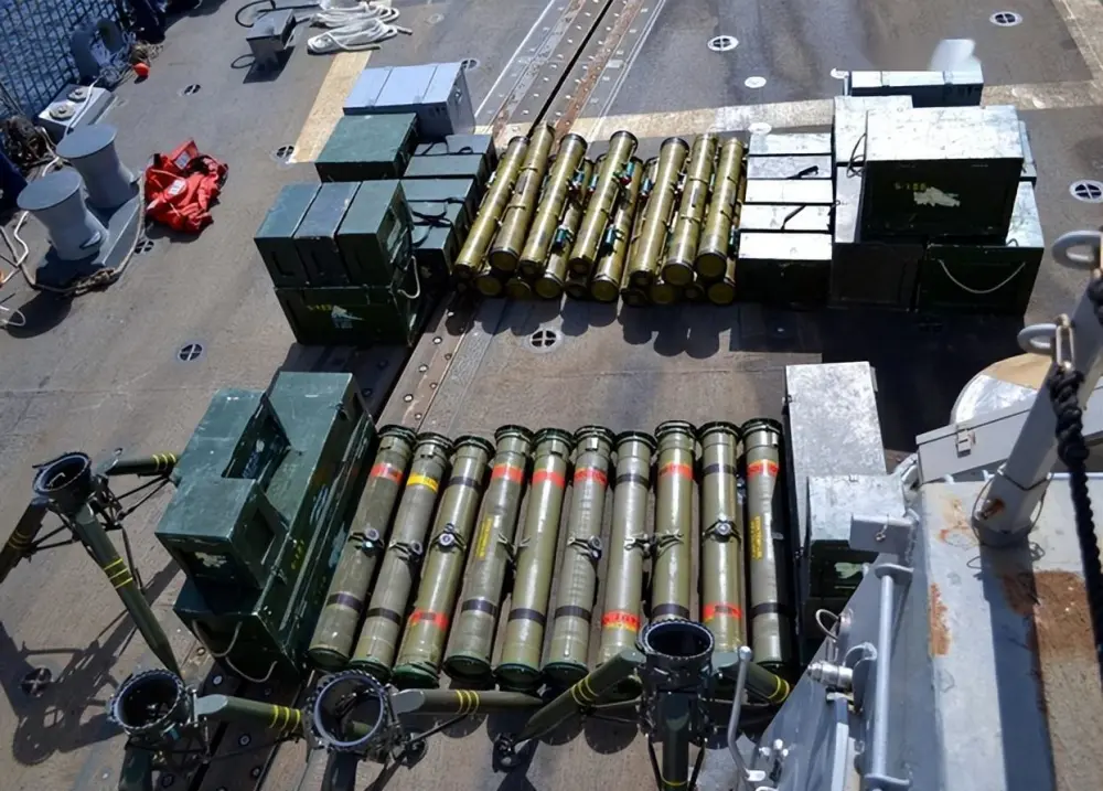美國海軍在非法武器運輸船上扣押的武器、砲彈。 圖：翻攝自河東三叔