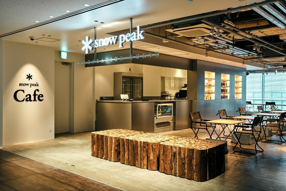 「Snow Peak Cafe」桌椅都為該品牌商品，讓客人可以小憩一番。 圖：©Snow Peak／提供