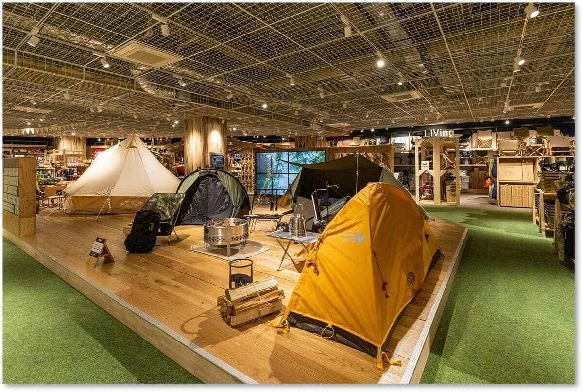 Alpen TOKYO 4樓賣場中央實際搭起帳棚，讓到訪顧客獲得真實體驗。 圖：©️Alpen／提供