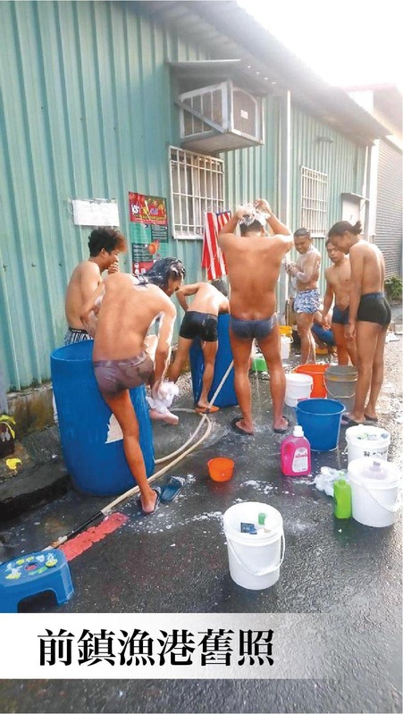 漁工在靠岸後，只能在前鎮漁港的門外用臉盆裝水洗澡，睡覺時必須回到船上狹小的艙位，沒有辦法上岸好好休息。 圖：取自許淑華臉書