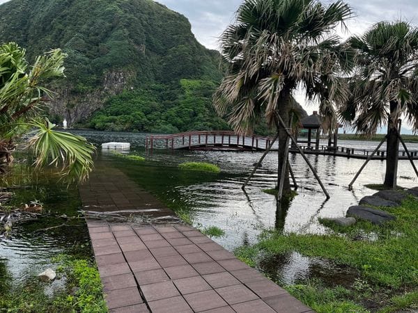 龜山島受本次颱風襲擊，南北岸兩座碼頭均有大量淤積堵住通道及設施步道積水、環境災損。 圖：取自東北角之友臉書