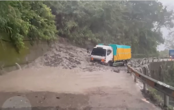南投仁愛鄉山區遭受超大豪雨重創 圖：翻攝自吳芳銘臉書
