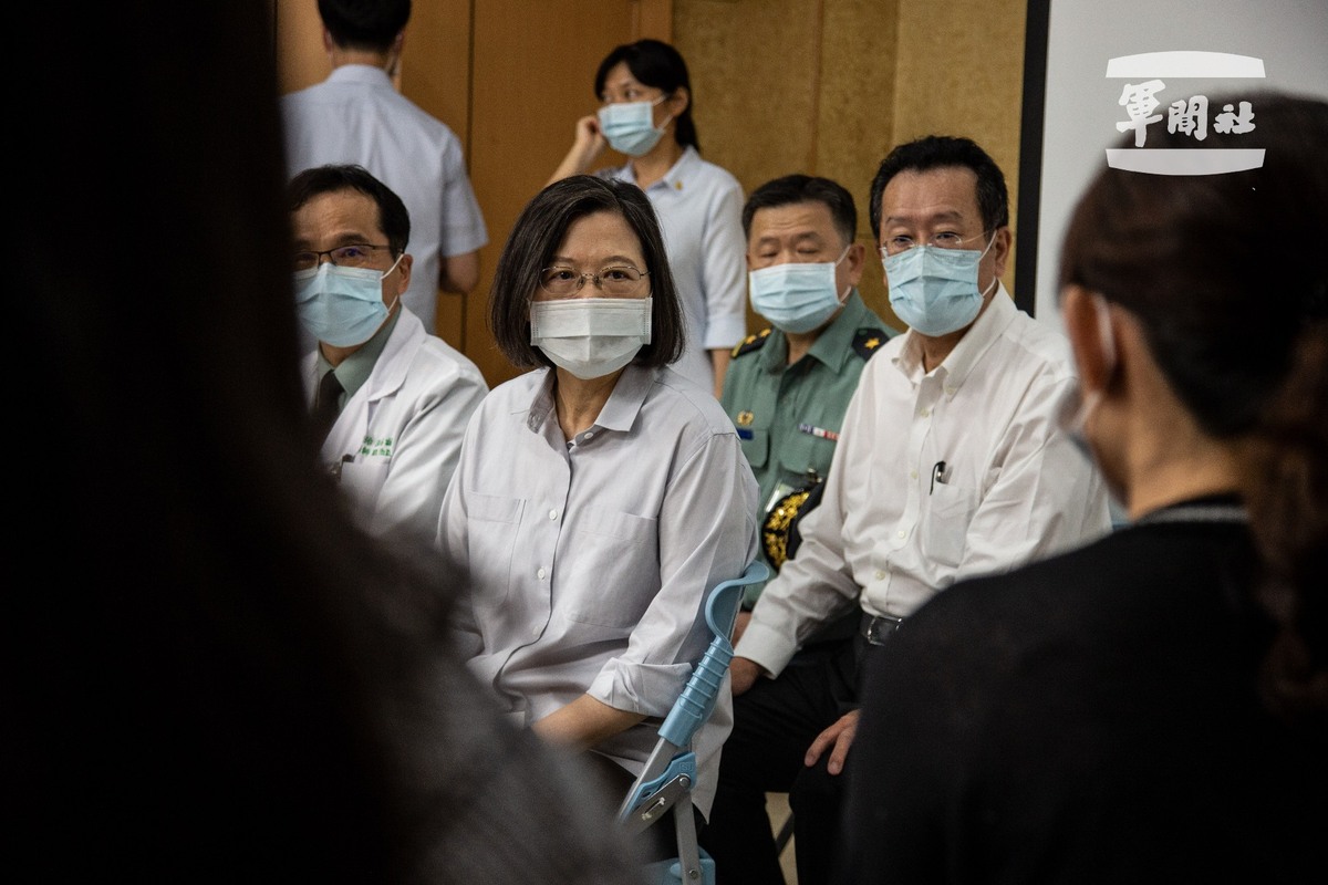 蔡英文探視傷患表情凝重。 圖：總統府提供