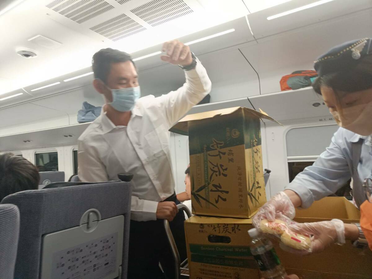 經由南迴鐵路駛往西部的新自強號，因颱風外圍環流強風吹斷樹枝卡住電纜線，被迫倒退嚕回大武站。恢復行程後，台鐵發送免費礦泉水及剛從大武街上買來糕餅給乘客。 唐復年/攝