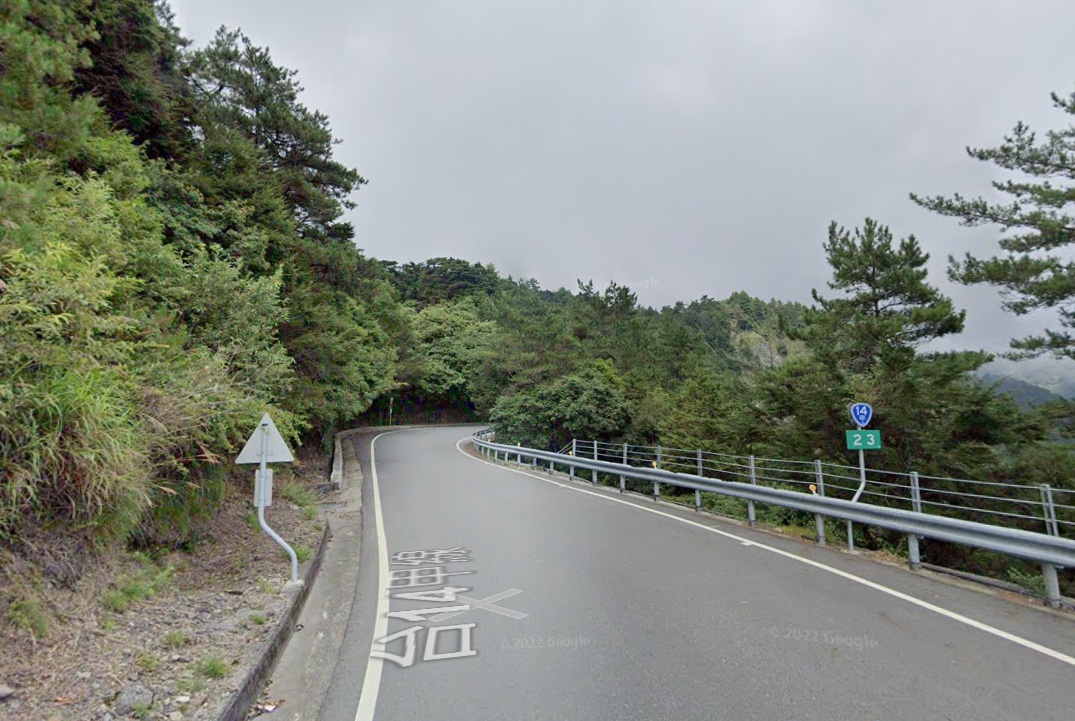 東部地區傳出災情，包括台20線向陽－初來路段多處坍方封閉、.台東縣東河鄉台23線路樹倒塌，雙向道路阻斷。 圖：翻攝 Google Map