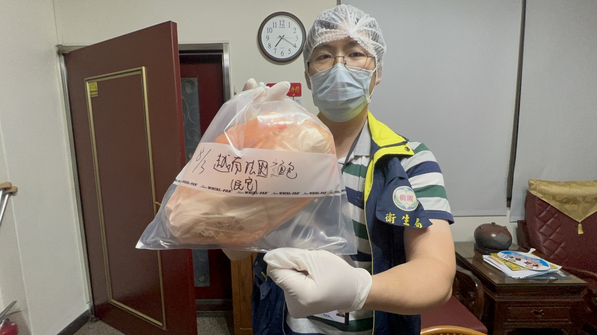 桃園市中壢區忠貞市場人氣越南法國麵包食品中毒事件，截至昨(8)日已經有489人通報，衛生局已裁罰業者54萬元，有7個人和3個食品檢體有沙門氏桿菌。 圖：桃園市衛生局/提供
