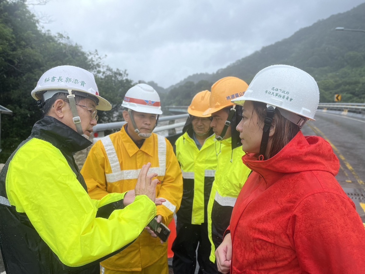 郭添貴(左一)與阿布斯(右一)上山勘災。 圖：高雄市原民會提供