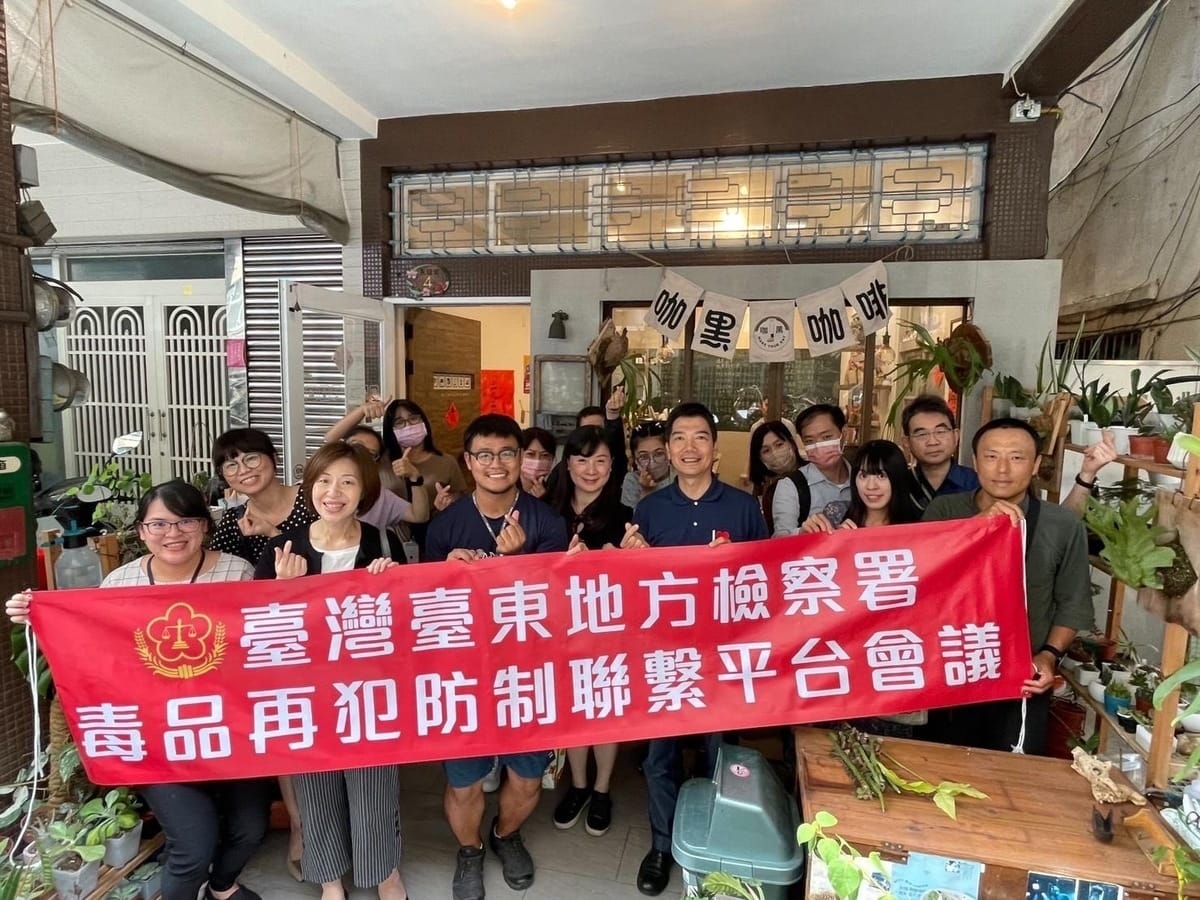台東地檢署參訪毒防局委託市立大同醫院設置的藥癮者家庭支持服務據點「咖黑咖啡店」。 圖：高雄市政府提供