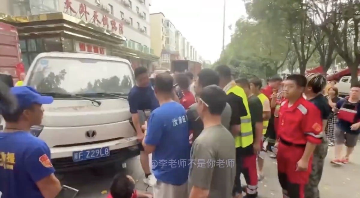 涿州災民抓包部分不肖人士變賣救援物資，引發雙方衝突。 圖：翻攝自推特@whyyoutouzhele