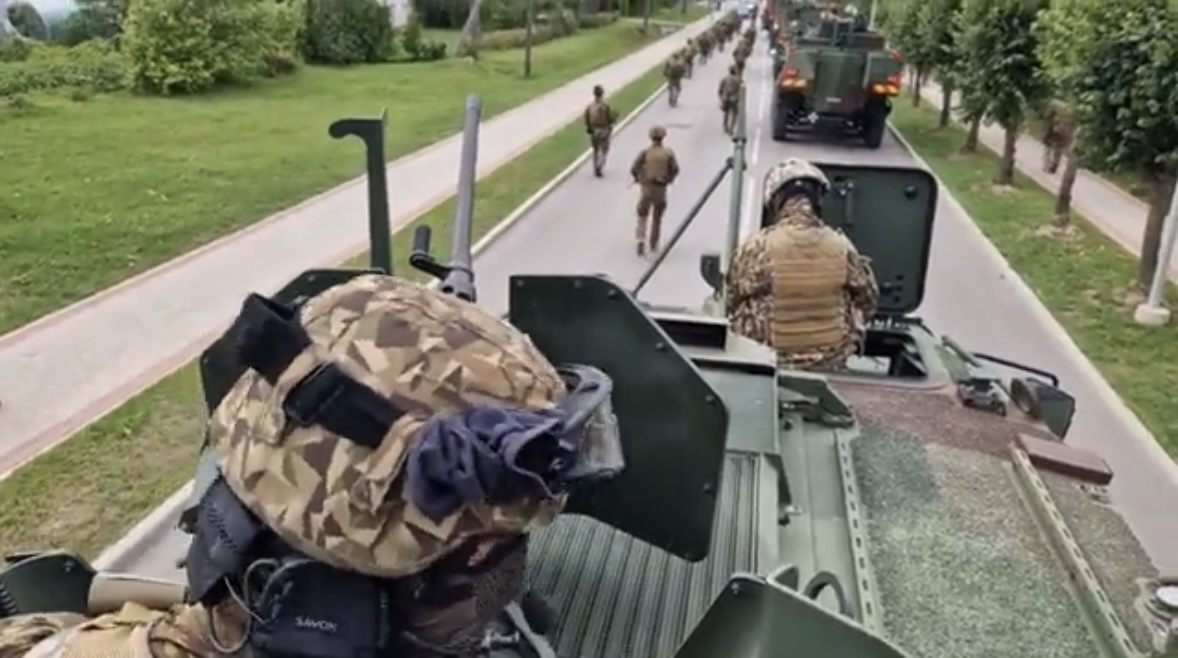 拉脫維亞軍隊正在靠近白俄羅斯邊境。 圖：翻攝自推特「@visegrad24」