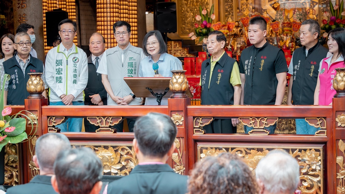 總統蔡英文5日到板橋接雲寺參拜。 圖：總統府/提供
