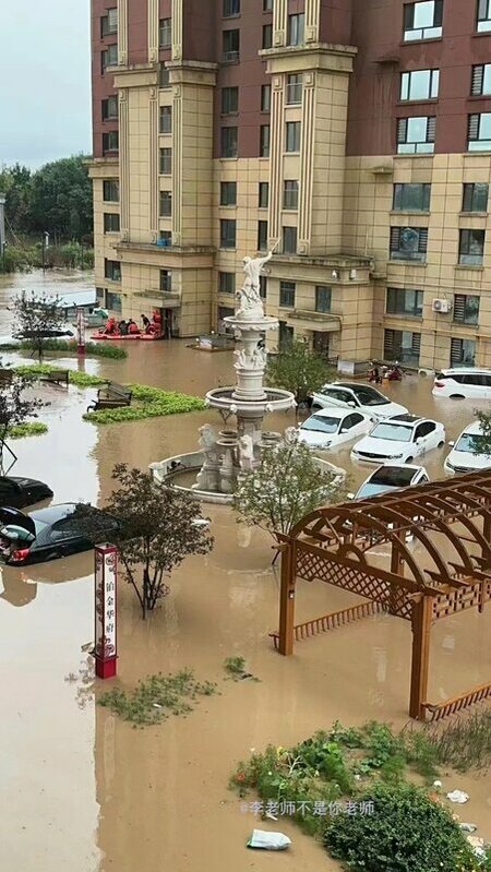 黑龍江省尚志市部分地區積水嚴重，車輛幾乎滅頂。 圖：翻攝自推特@whyyoutouzhele