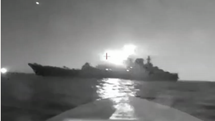 烏克蘭無人機襲擊俄羅斯海軍大型登陸艦「奧列諾格斯基．戈爾尼亞克號」（Olenegorsky Gornyak），襲擊畫面曝光。 圖：翻攝自新浪網
