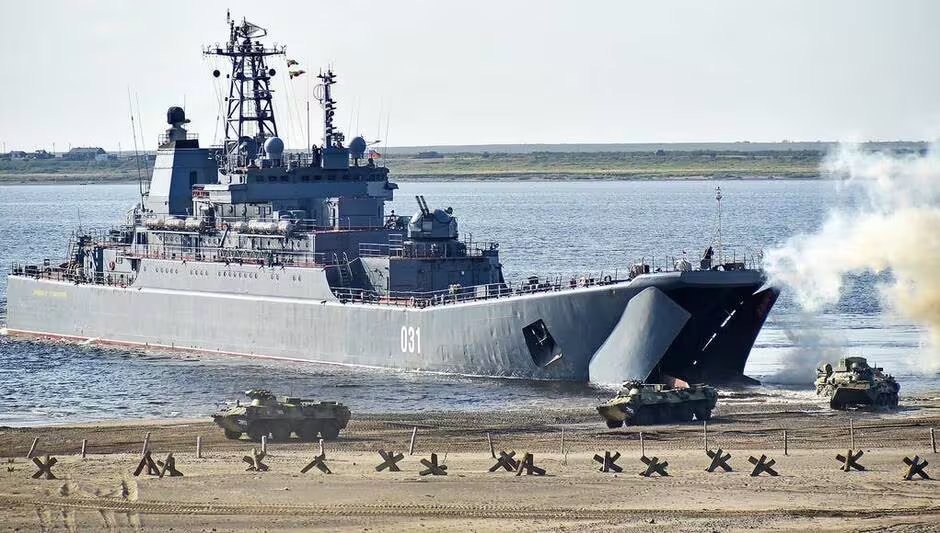 俄羅斯海軍登陸艦「奧列諾格斯基．戈爾尼亞克號」主要用於運輸部隊和重型軍備。 圖：翻攝自推特（資料照）。