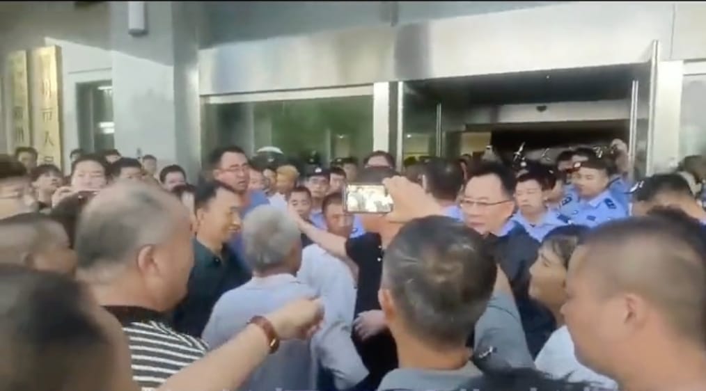 民眾前往霸州市政府抗議時遭到嚴正警告不准錄影，抗議民眾反嗆：「就是要錄」。 圖：翻攝自推特@whyyoutouzhele