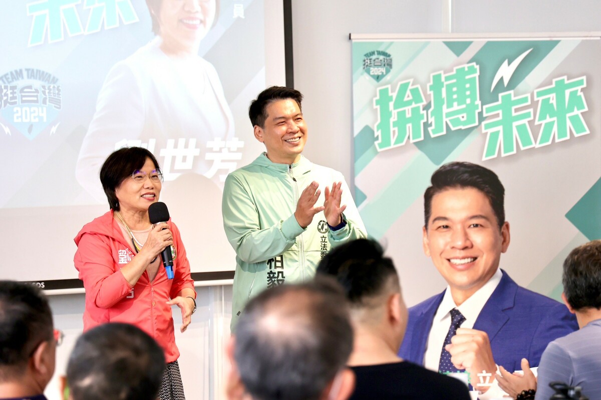 劉世芳(左)大力推薦李柏毅。 圖：李柏毅服務處/提供
