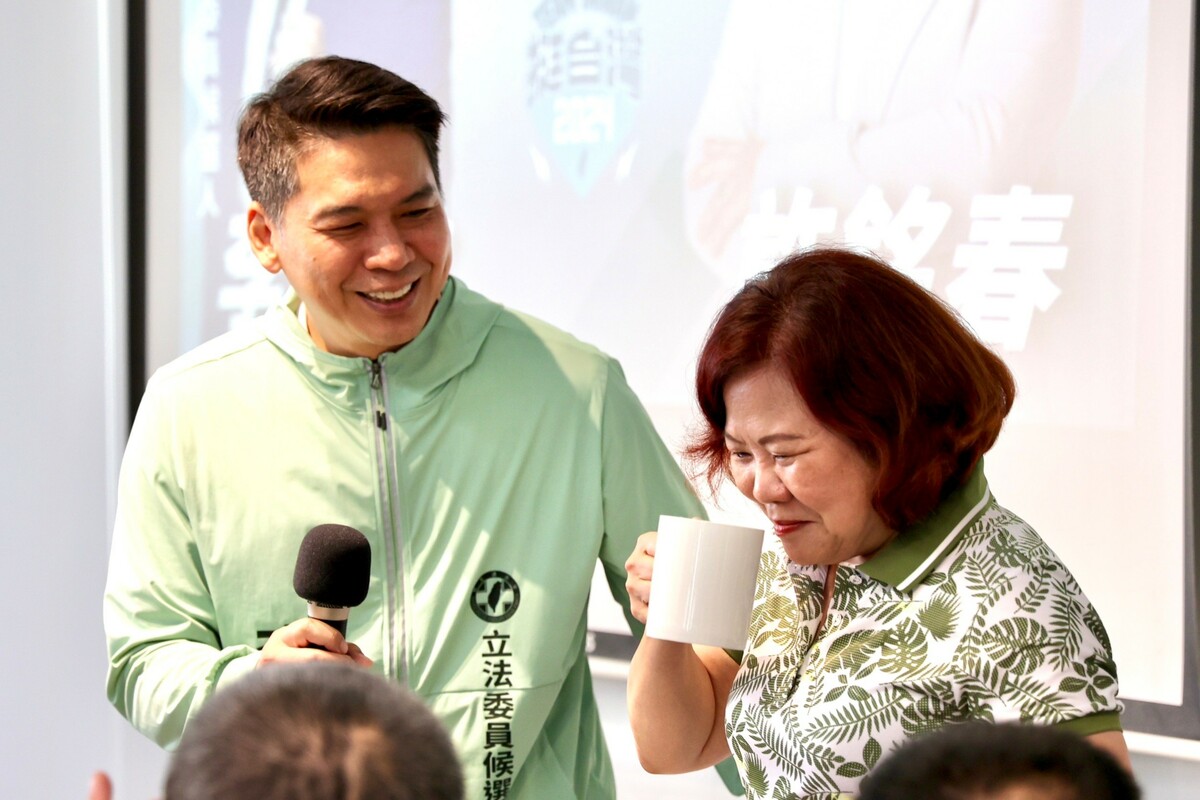 許銘春報告政府勞工政策成績。 圖：李柏毅服務處/提供