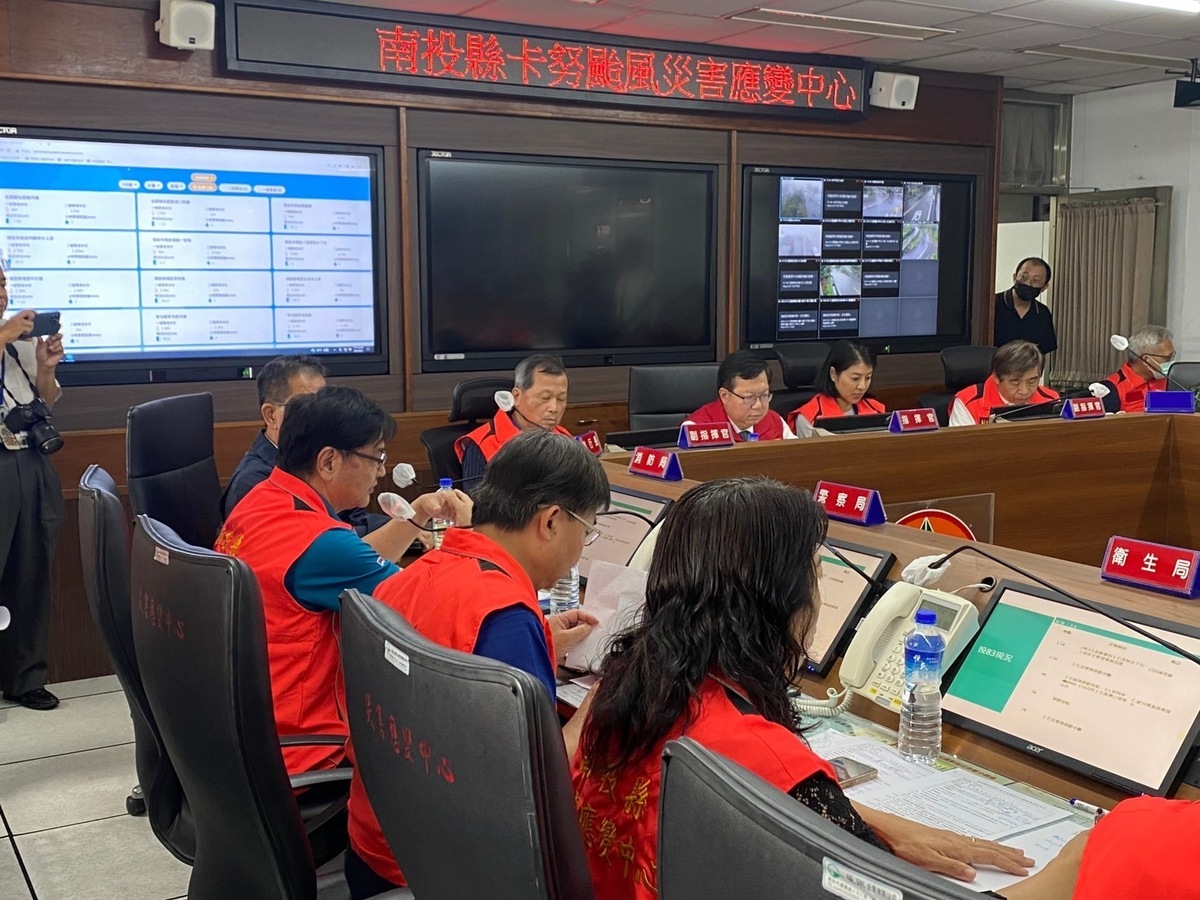 行政院副院長鄭文燦聽取南投縣災情簡報。 圖 : 行政院/提供