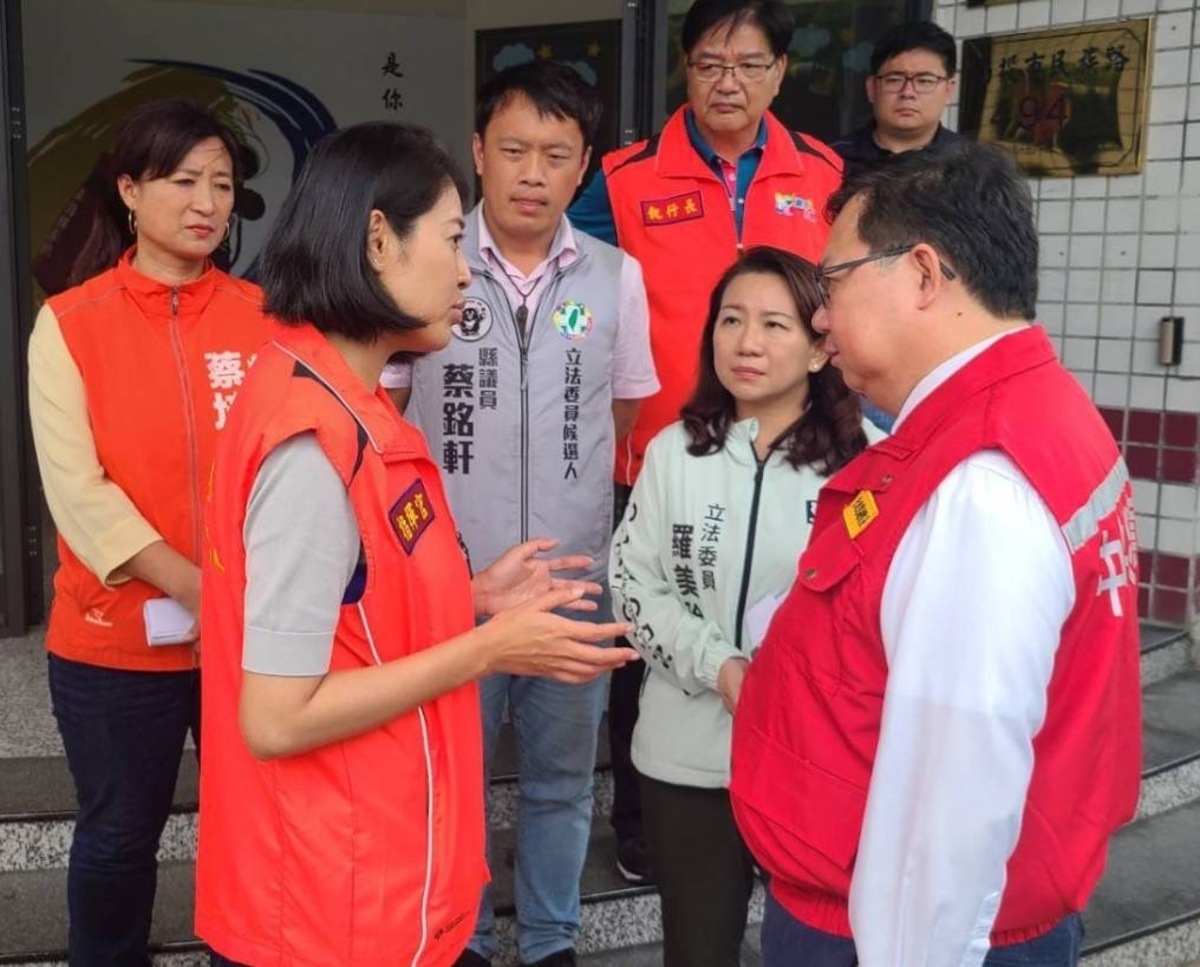 卓冠廷認為，南投縣長許淑華(前左)為轉移焦點，攻擊行政院長陳建仁與中央政府。圖為南投縣長許淑華與行政院副院長鄭文燦(前右)探討地方災情。 圖 : 行政院/提供