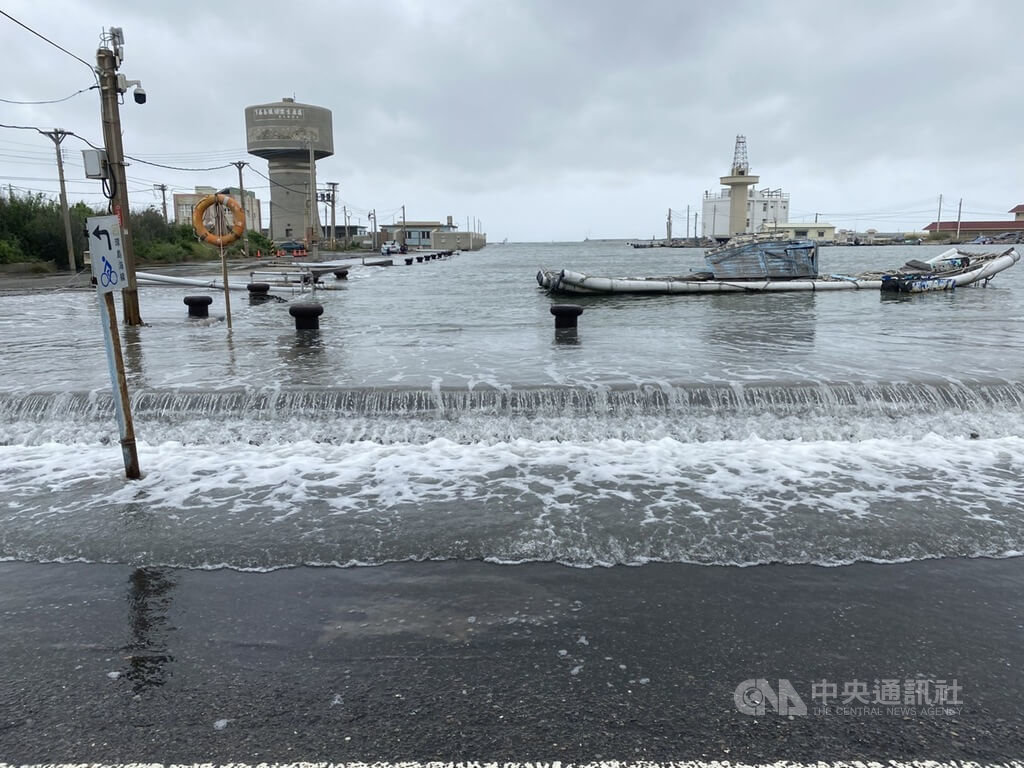 受年度大潮加上西南風影響，雲林縣箔子寮漁港4日遭海水倒灌淹沒，至5日中午海水仍滿上堤岸。 圖：中央社提供