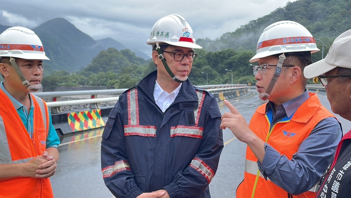 陳其邁(左二)視察桃源區封閉的撒拉阿塢橋。 圖：高雄市原民會提供