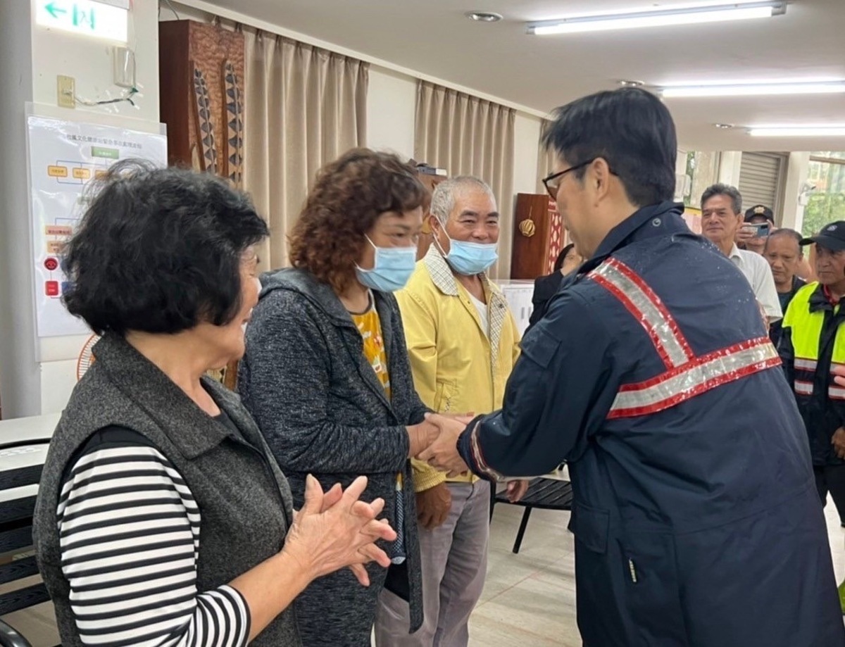 陳其邁(右)至收容中心關心撤離民眾。 圖：高雄市原民會提供