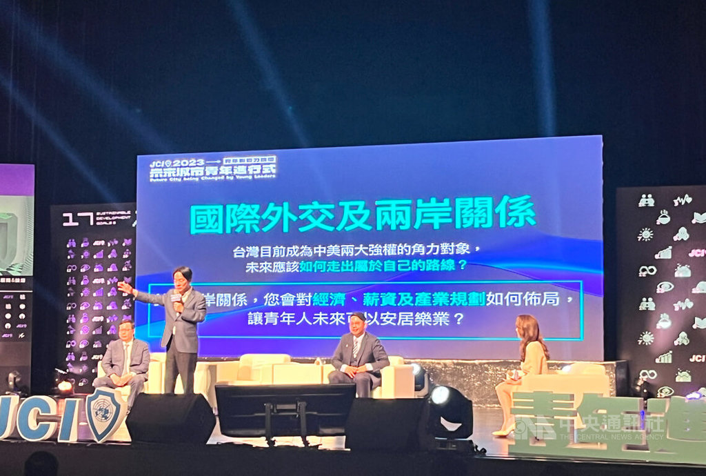 民進黨總統參選人賴清德（左2）5日到桃園出席青年論壇活動，面對與會青年提問兩岸關係，賴清德表示，台灣要持續走在民主的道路上，不能往專制方向走回頭路；台灣要走的就是民主的路，要跟國際友人站在一起。 圖：中央社