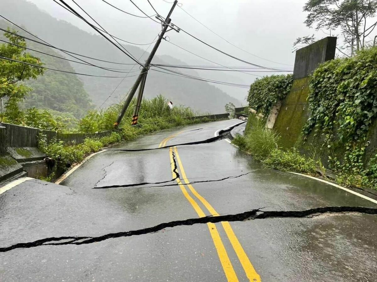 南投暴雨釀災，道路地基滑動。 圖：翻攝臉書社團埔里人