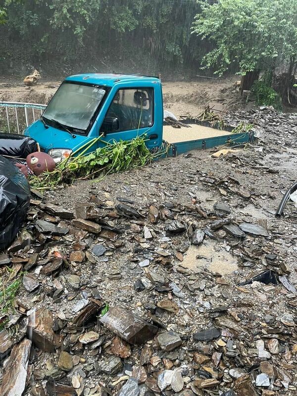 土石流淹沒車輛一半高。 圖：翻攝洪文全臉書