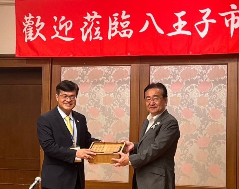 謝文斌(左)與石森孝志互贈紀念品。 圖：高雄市教育局提供