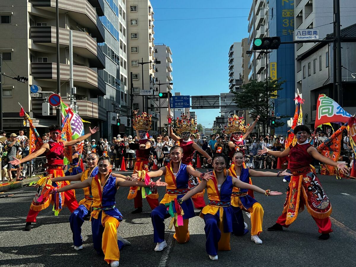 中華藝校創意民俗舞團參與八王子祭。 圖：高雄市教育局提供