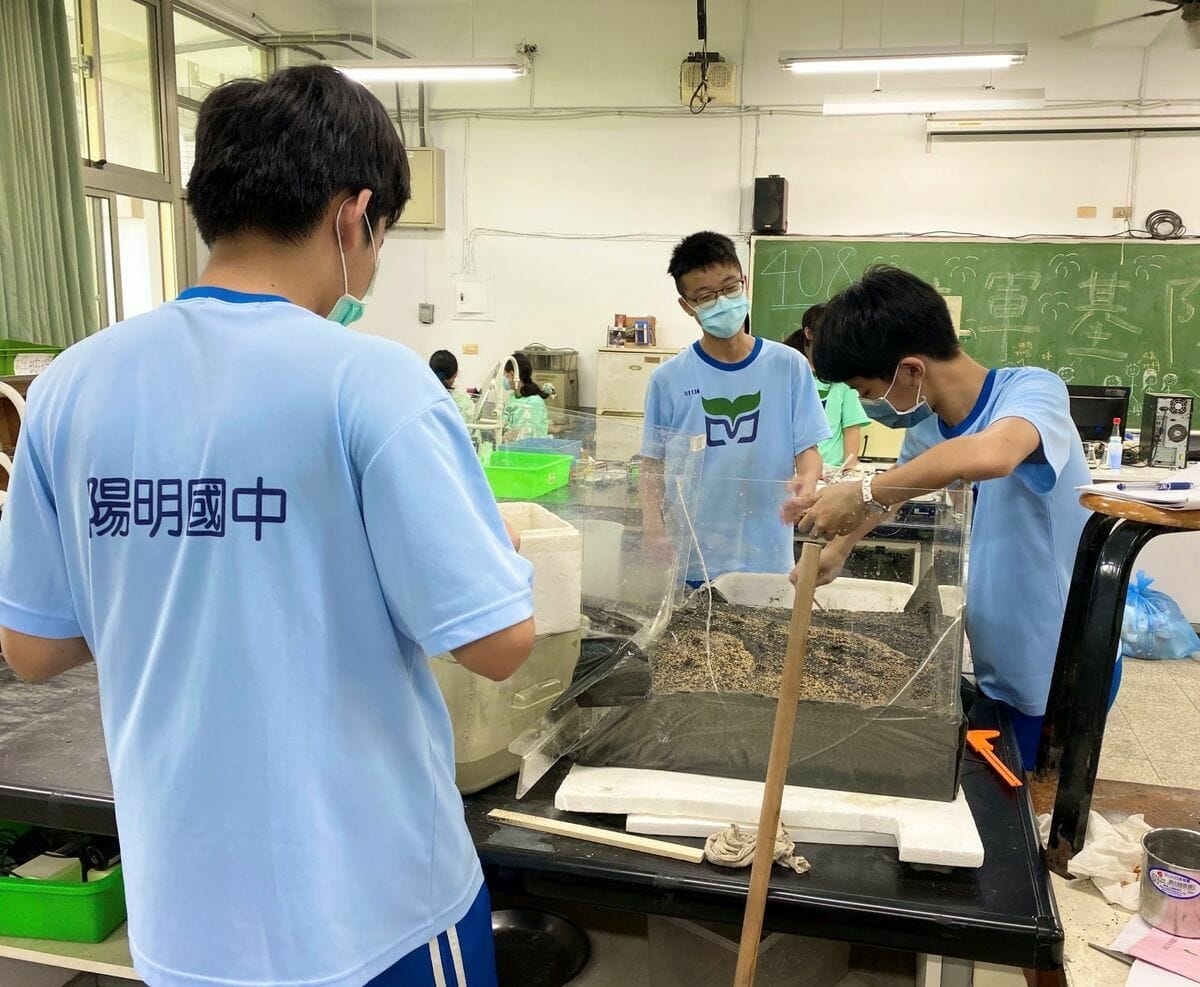 陽明國中三學生提出山區土石流防災策略。 圖：高雄市教育局提供