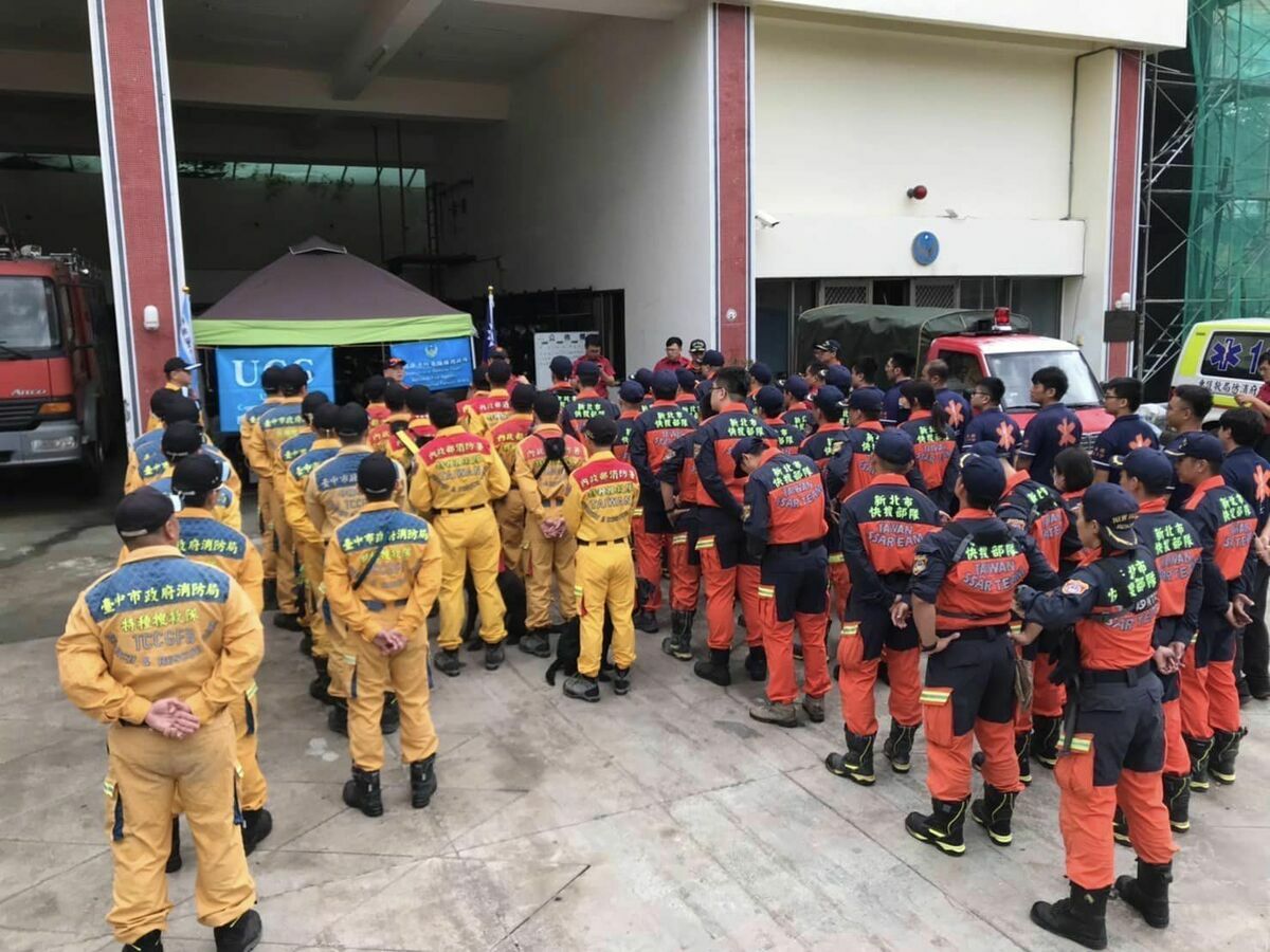 消防署特搜隊今(6)日上午趕抵災情嚴重的南投仁愛地區。 圖:翻攝自臉書消防署