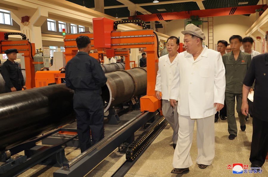金正恩近日視察北韓超大型大口徑火箭炮工廠。 圖：翻攝自朝中社