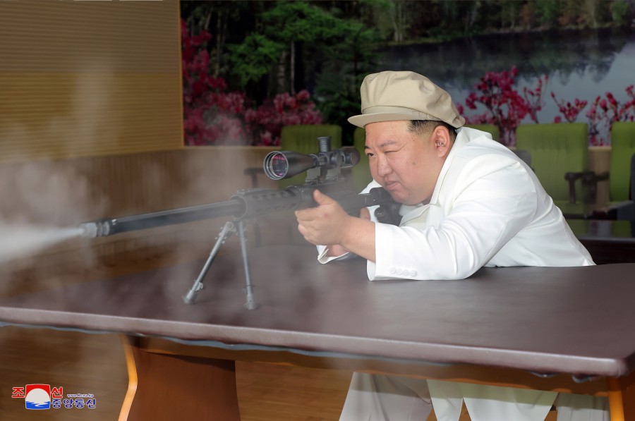 北韓領導人金正恩近日視察北韓多間兵工廠，關注北韓軍火生產的現代化，並指出狙擊武器在北韓備戰中的重要性。 圖：翻攝自朝中社