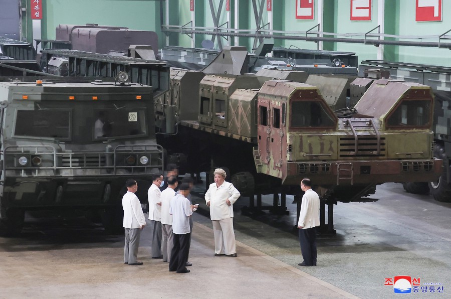 金正恩視察導彈發射車生產工廠。 圖：翻攝自朝中社