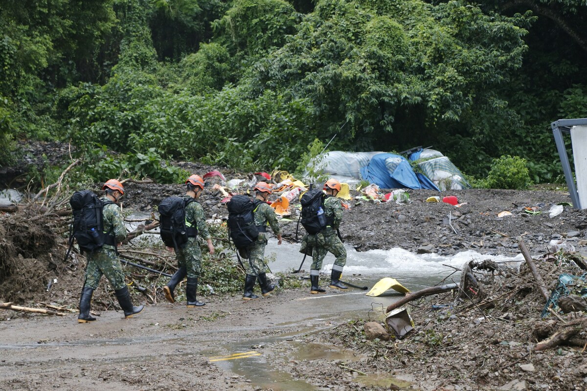 仁愛鄉精英村對外道路因土石流或路基掏空等中斷，特戰部隊官兵徒步前往搜救。 圖：翻攝國防部發言人臉書