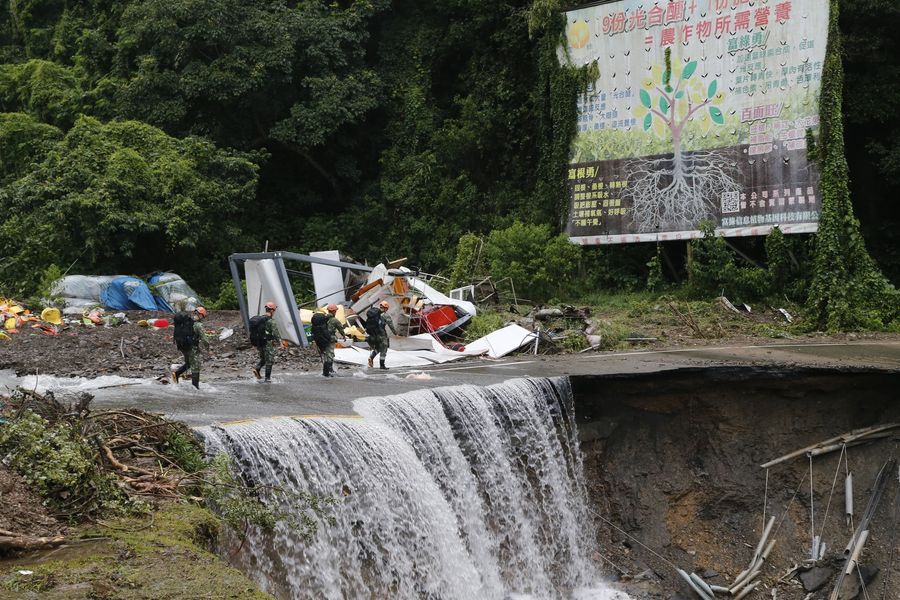 仁愛鄉精英村對外道路因土石流或路基掏空等中斷，特戰部隊官兵徒步前往搜救。 圖：翻攝國防部發言人臉書