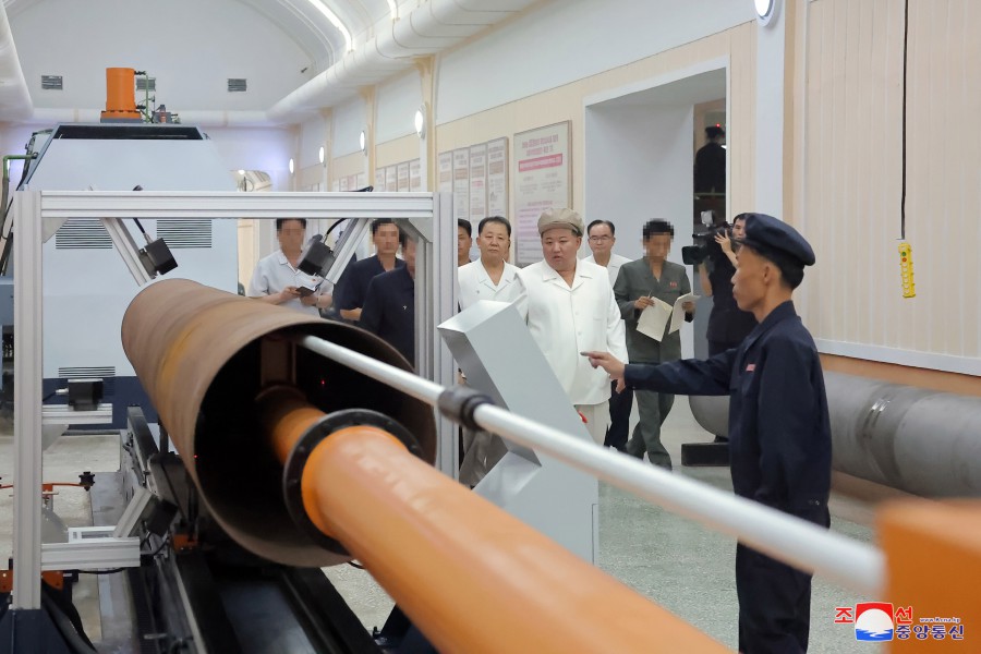 金正恩近日視察北韓多間兵工廠。 圖：翻攝自朝中社