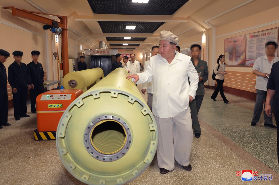 金正恩近日視察了北韓戰略導彈生產工廠等多家兵工廠。 圖：翻攝自朝中社