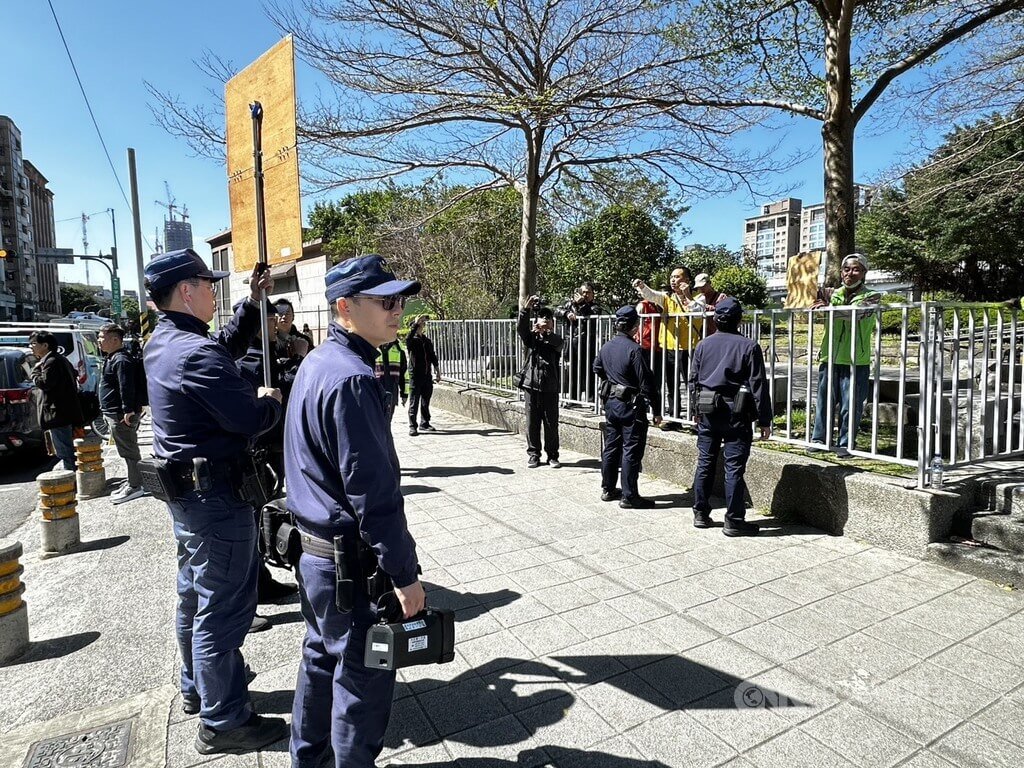 行政院長卓榮泰赴日觀看世界棒球經典賽，引發各界關注。新黨副祕書長游智彬11日下午到民進黨中央抗議丟雞蛋，遭警方架離現場帶回偵辦。（翻攝照片）中央社記者黃麗芸傳真　115年3月11日