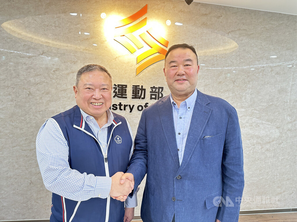 國家運動訓練中心16日召開董事會，確定新董事長為前中華奧會主席林鴻道（左），新執行長趙士強（右），即日就任。中央社記者黎建忠攝　115年3月16日