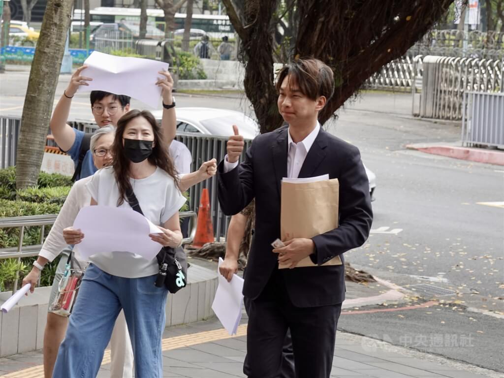 圖為去年陳宥丞（右）到北檢說明。（中央社檔案照片）